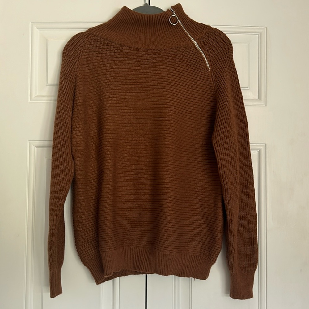 NWOT sweater w/ zip neck
